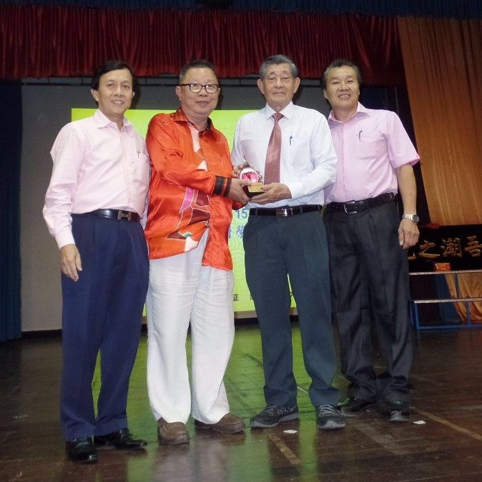 副总务郭绪泽代会长上台交换礼品-e1474525545130